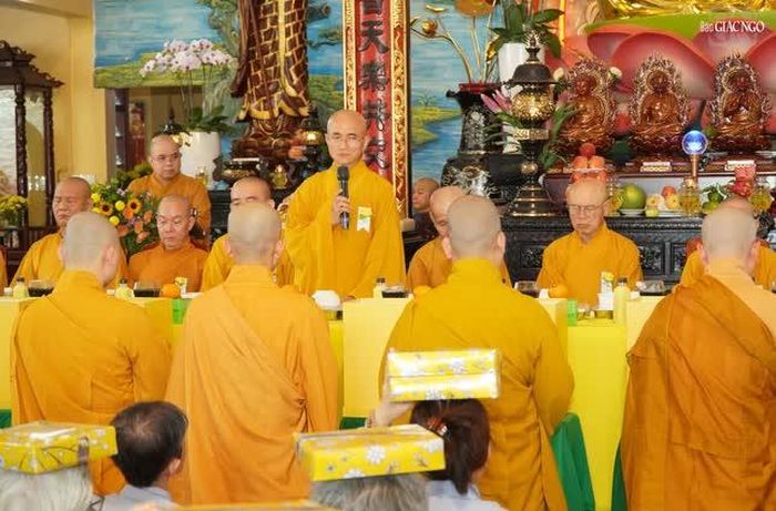 Thay mặt chư tôn đức, Thượng tọa Thích Thiện Quý ban lời đạo từ chứng minh