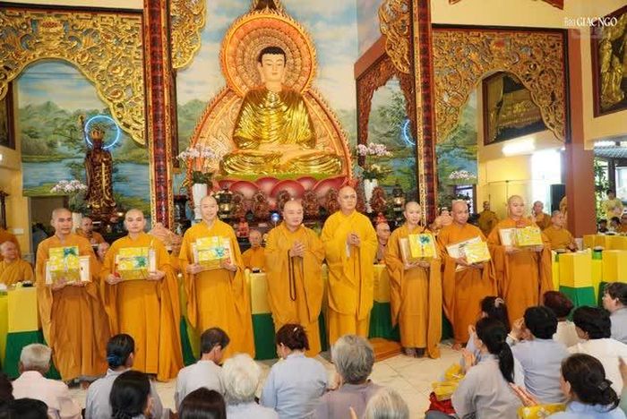 Chư tôn đức trao phần thưởng sách tấn đến hành giả
