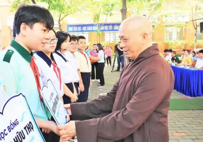 Thượng tọa Thích Tâm Chơn trao học bổng đến học sinh có hoàn cảnh khó khăn trên địa bàn