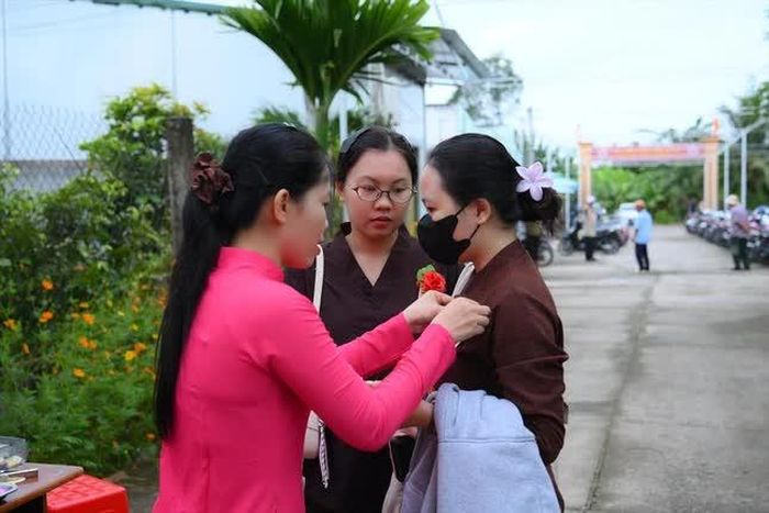 Cài hoa hiếu hạnh nhân mùa Vu lan