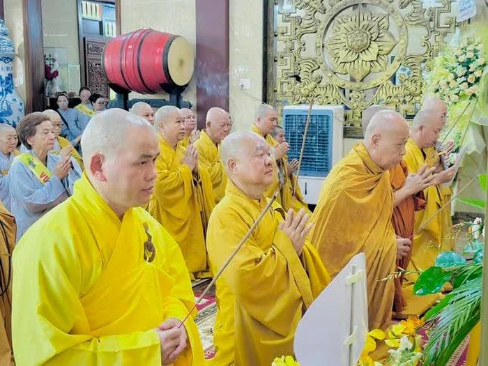 Niêm hương bạch Phật