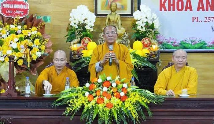 Thượng tọa Thích Đạo Hiển, Phó Trưởng ban Thường trực Ban Trị sự GHPGVN tỉnh Quảng Ninh phát biểu