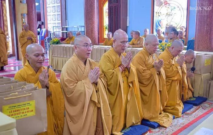 Chư Tăng thực hiện nghi thức Tự tứ
