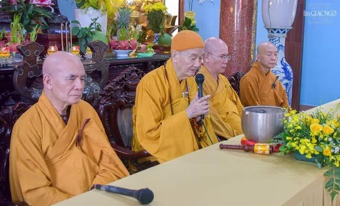 Trưởng lão Hòa thượng Thích Thanh Hùng ban đạo từ chứng minh
