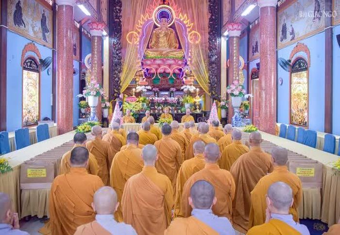 Đại chúng dâng lời khánh tuế đến chư vị Hòa thượng sau 3 tháng an cư