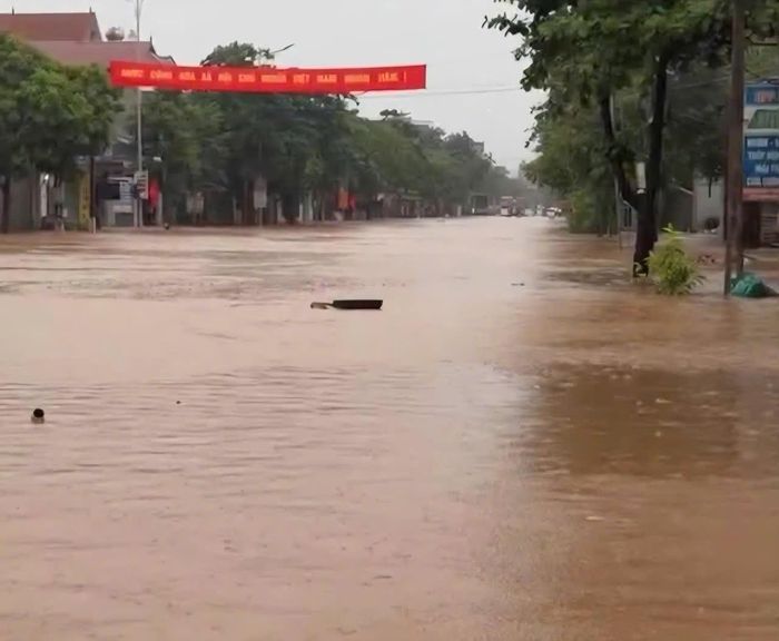 Nước sông Lục Nam dâng cao khiến QL31, đoạn qua phường Phượng Sơn, Bắc Ninh bị chia cắt cục bộ. Ảnh cắt từ clip.