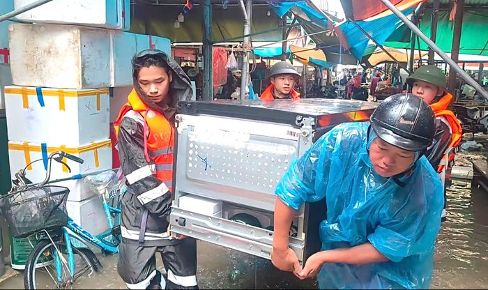 Đặc biệt, từ đêm 21 đến rạng sáng 22/8, tại chợ Giếng Vuông, phường Kỳ Lừa, lực lượng Cảnh sát cơ động đã huy động gần 100 cán bộ chiến sĩ, hai xuồng máy, hai xuồng hơi cùng các trang thiết bị phục vụ cứu hộ, khẩn trương hỗ trợ hơn 200 hộ kinh doanh di chuyển hàng hóa, tài sản ra khỏi khu vực ngập úng.
