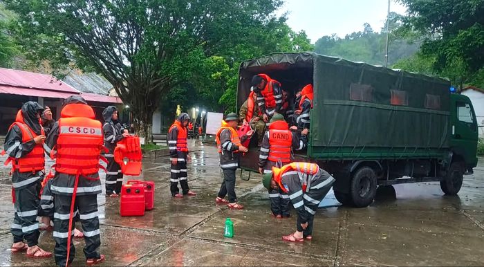 Trong đó, lãnh đạo Công an tỉnh Lạng Sơn đã chỉ đạo các đơn vị, công an các xã, phường chủ động nắm tình hình, thực hiện phương châm “4 tại chỗ”, rà soát các khu vực có nguy cơ ngập úng, sạt lở, lũ quét; duy trì lực lượng thường trực, sẵn sàng xử lý các tình huống phát sinh.