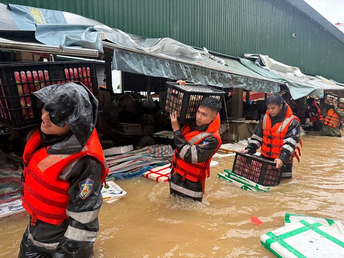 Hỗ trợ sơ cứu, đưa hai người dân bị thương đến nơi an toàn. Trong quá trình thực hiện nhiệm vụ, một cán bộ, chiến sĩ Cảnh sát cơ động bị thương, tiếp tục thể hiện tinh thần trách nhiệm, sẵn sàng vì nhân dân phục vụ.