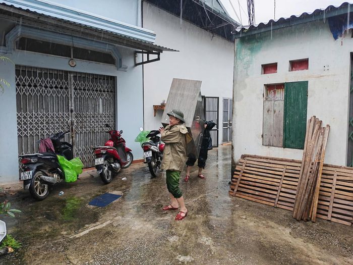 Tại xã Ba Sơn, nước lũ dâng cao, nhiều điểm sạt lở gây chia cắt một số thôn; trong đó, thôn Xuất Lễ có 3 gia đình, thôn Bản Ranh có 1 gia đình bị sạt lở, lực lượng chức năng đã phối hợp các lực lượng kịp thời hỗ trợ, bảo đảm an toàn cho người dân.