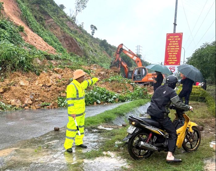 Trước đó, vào khoảng13h45 ngày 22/8/2026 tại khu vực cầu 2 Vân đồn, Km 2+100 tỉnh lộ 334 đặc khu Vân Đồn xảy ra sạt lở đất trên đồi xuống đường, các phương tiện ko thể qua lại. Tổ công tác số 14, Đội CSGT đường bộ số 2 đã nhanh chóng có mặt tại điểm sạt lở, phối hợp cùng phòng kinh tế hạ tầng ủy ban đặc khu Vân Đồn, cho máy xúc và xe tải đến để lưu thông đường.