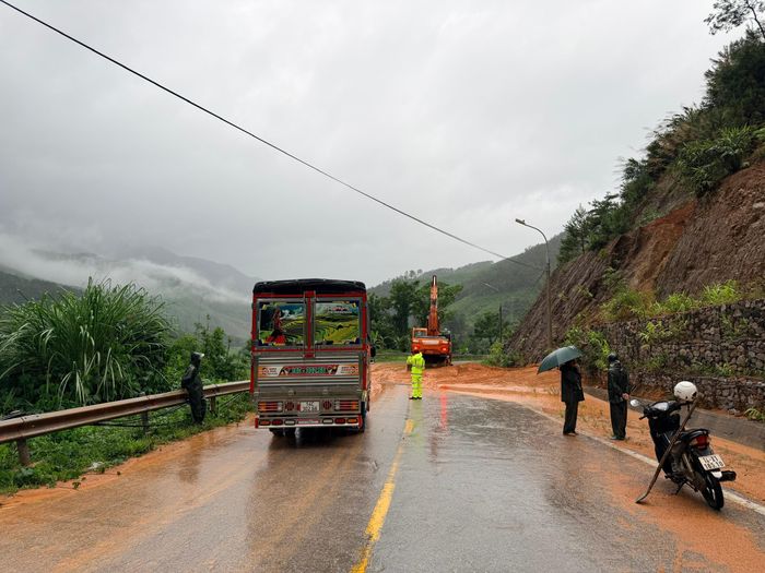Trung tá Vũ Đình Nguyên, Đội trưởng Đội CSGT đường bộ số 3, Phòng CSGT Công an tỉnh Quảng Ninh cho biết, tại Km 1+300 đường đi Húc Động - Bình Liêu do mưa lớn bùn đất trôi xuống mặt đường, lực lượng CSGT Đội số 3 đã có mặt tại hiện trường, tổ chức cảnh báo và hướng dẫn phương tiện giảm tốc độ, di chuyển qua khu vực sạt lở an toàn. Đồng thời phối hợp, trao đổi với chính quyền địa phương để triển khai phương án khắc phục để đảm bảo an toàn cho phương tiện lưu thông.