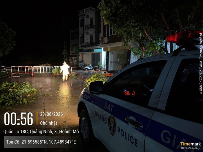 Trên tuyến quốc lộ 18C, tại khu vực lối rẽ bên phải đi Cửa khẩu Hoành Mô xuất hiện điểm sạt lở. Tổ công tác đã phối hợp với công an xã và UBND xã Hoành Mô tổ chức cấm đường tại khu vực nguy hiểm, bảo đảm an toàn cho người và phương tiện.