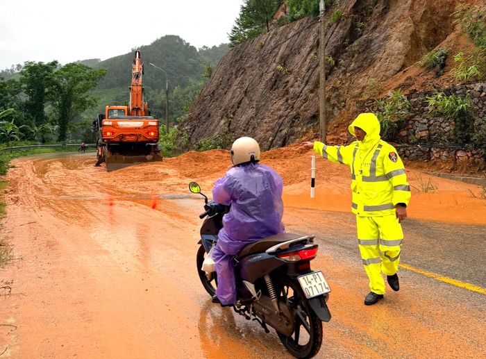 Theo ghi nhận, ngày 22/8 và rạng sáng 23/8, mưa lớn kéo dài đã gây sạt lở tại một số tuyến đường trên quốc lộ 18, đường đi vào các xã Bình Liêu, Hoành Mô, Ba Chẽ, bùn đất tràn xuống mặt đường, đồng thời làm mực nước các sông dâng cao, tiềm ẩn nguy cơ mất an toàn giao thông.