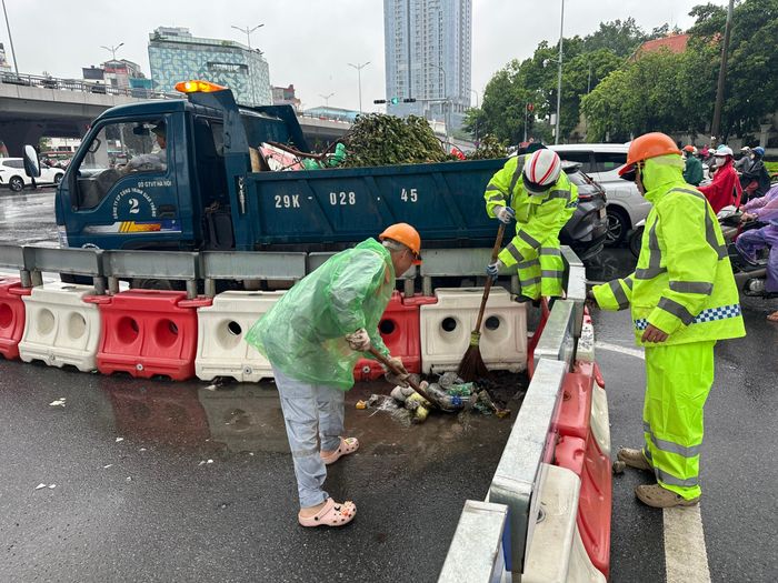 “Việc chủ động rà soát, chỉnh trang hệ thống hạ tầng giao thông trước kỳ nghỉ lễ 2/9 là rất cần thiết, bởi nhu cầu đi lại, vận chuyển hành khách và hàng hóa trên địa bàn dự kiến tăng cao. Vì vậy, chúng tôi không chỉ tập trung bảo đảm giao thông thông suốt mà còn tăng cường duy tu, vệ sinh, góp phần tạo diện mạo đô thị khang trang, sạch đẹp, nhất là tại các tuyến đường, nút giao cửa ngõ và khu vực có lưu lượng phương tiện lớn”, đại diện Ban Duy tu cho biết.
