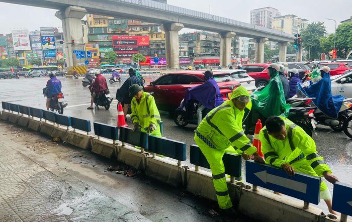 Có mặt tại khu vực nút giao Nguyễn Trãi - Khuất Duy Tiến, PV Báo Xây dựng ghi nhận các tốp công nhân thuộc Công ty CP Công trình giao thông 2 Hà Nội đang khẩn trương vệ sinh, chỉnh trang hạ tầng giao thông, chuẩn bị phục vụ nhu cầu đi lại tăng cao trong dịp nghỉ lễ Quốc khánh 2/9.