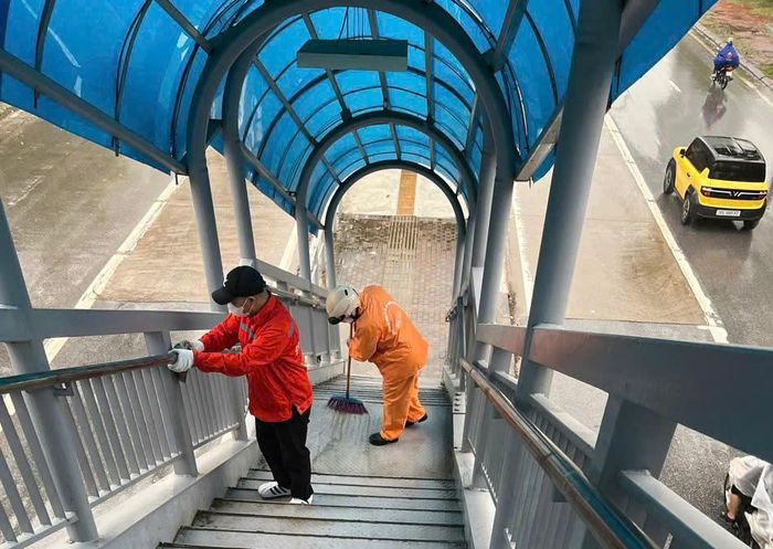 Trên trục đường Tố Hữu - Lê Văn Lương, hệ thống cầu vượt cho người đi bộ được các công nhân lau dọn sạch sẽ. 