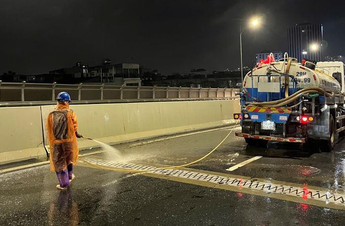 Công tác vệ sinh, chỉnh trang không chỉ được triển khai vào ban ngày mà còn làm cả vào ban đêm để ít ảnh hưởng tới đi lại của người dân. 