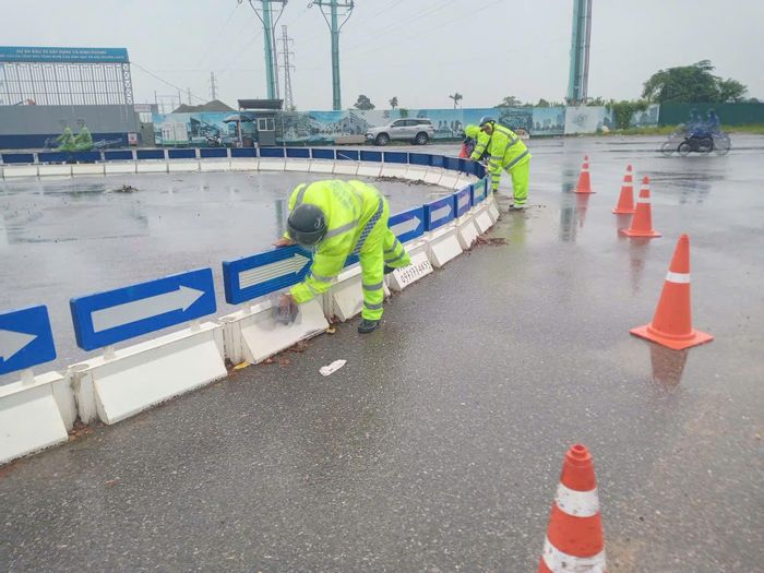 Các công nhân đang khẩn trương điều chỉnh đảo giao thông, bảo đảm phù hợp với tổ chức giao thông và tạo thuận lợi cho người dân đi lại.
