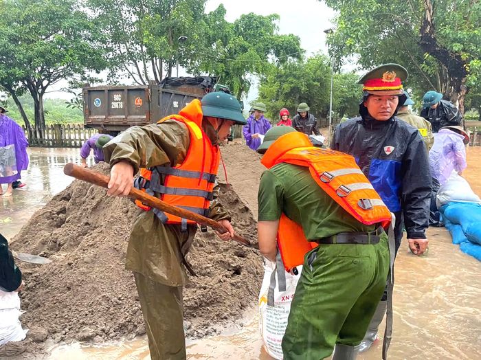Trong điều kiện thời tiết diễn biến phức tạp, các đơn vị chức năng trên địa bàn tỉnh tiếp tục duy trì lực lượng thường trực, tăng cường tuần tra, nắm chắc tình hình địa bàn, nhất là tại các khu vực xung yếu, có nguy cơ ngập lụt, sạt lở, chia cắt; đồng thời sẵn sàng hỗ trợ nhân dân di dời đến nơi an toàn khi có tình huống xảy ra.