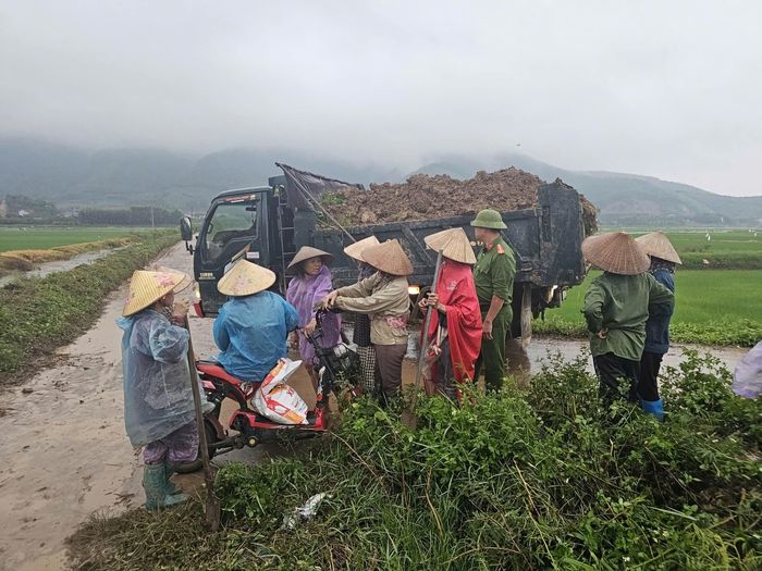 Hay như tại xã Đèo Gia, lực lượng chức năng đã phối hợp hỗ trợ 20 hộ dân tại thôn Đồng Con di chuyển người và tài sản ra khỏi khu vực bị chia cắt hoàn toàn, bảo đảm an toàn cho nhân dân.