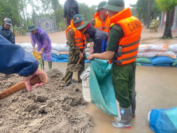 Đặc biệt, Công an xã Lục Nam cùng lực lượng chức năng hỗ trợ người dân đắp đê ngăn nước lũ trên sông Lục Nam tràn vào gây ảnh hưởng đến khu dân cư.