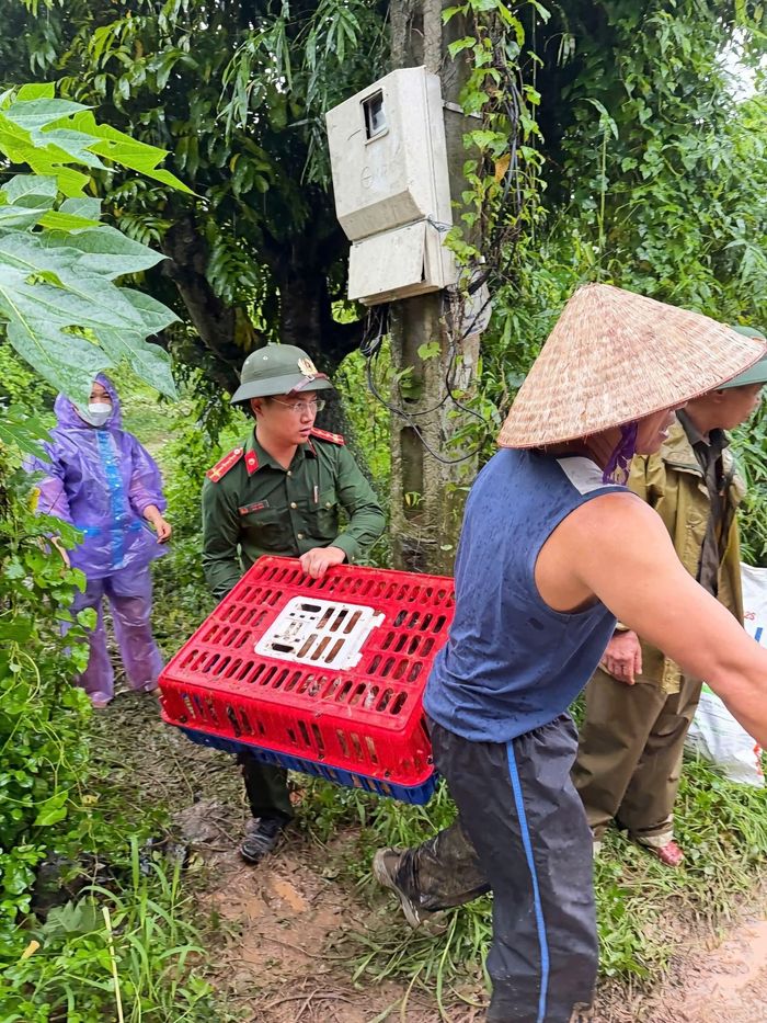 Tại thôn Mỹ Hoà, Tiên Lục, nước ngập đến điểm an toàn, Công an xã Tiên Lục và Tổ An ninh trật tự hỗ trợ nhân dân di dời hơn 8 nghìn con gà của 5 hộ dân trên địa bàn.