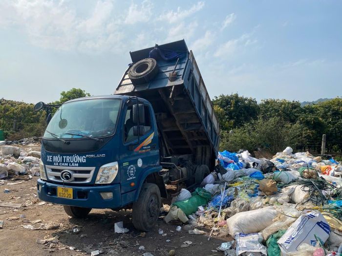 Ô tô tải do ông Phan Ngọc Sang điều khiển đang đổ chất thải rắn xuống khu vực bãi thu gom, tập kết rác thải của Công ty TNHH Minh Tuấn CL.