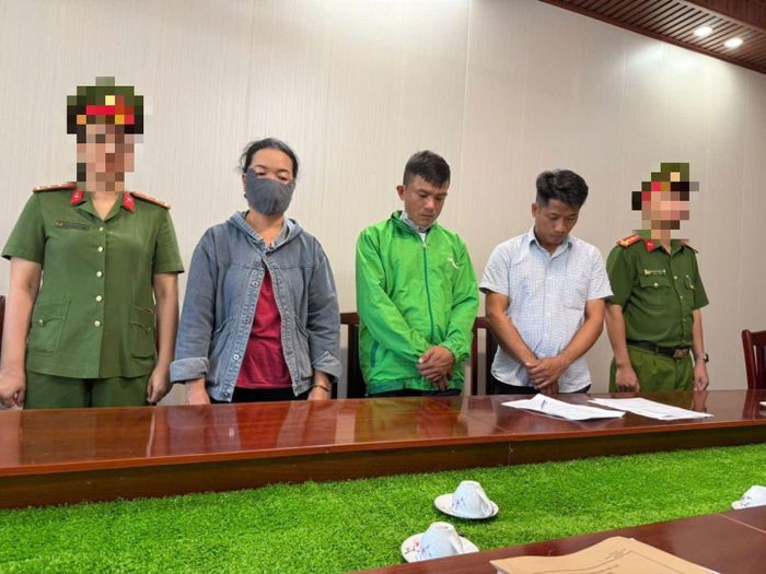 Các đối tượng (từ trái sang phải): Lê Thị Kim Trang, Trần Thanh Hùng, Võ Thanh Tùng bị cơ quan chức năng khởi tố.