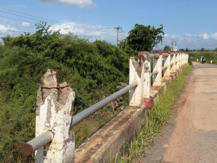 Lan can cầu bị hư hỏng, trơ thanh sắt gây mất an toàn cho người tham gia giao thông.