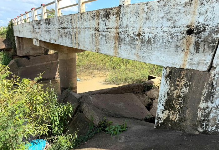 Chân cầu bị xói lở, mái ta luy bị nứt gãy tiềm ẩn nguy cơ mất an toàn giao thông. (Ảnh: N.H)