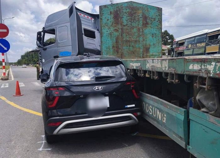 Xe đầu kéo quay ngang, va trúng xe ô tô chạy cùng chiều.