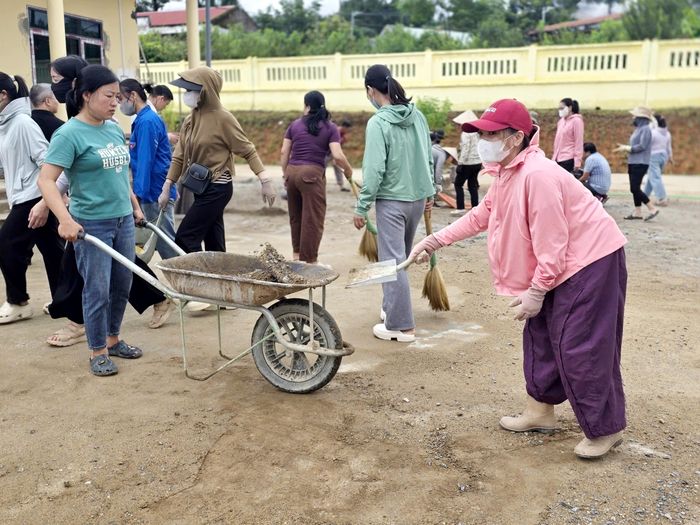 Tại điểm trường Bản Chít, thuộc Trường Mầm non Mường Than, những phần việc cuối cùng đang được giáo viên và phụ huynh gấp rút dọn dẹp. Đây là nơi cơ sở vật chất bị mưa lũ làm hư hỏng nặng, không còn bảo đảm an toàn cho việc tổ chức dạy học.