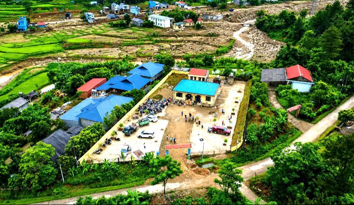Theo ghi nhận của PV Báo Xây dựng ngày 23/8, không khí chuẩn bị cho năm học mới tại các trường học trên địa bàn xã Mường Than diễn ra khẩn trương. Các thầy cô, phụ huynh cùng chính quyền địa phương đang tập trung dọn dẹp, vệ sinh trường lớp, rà soát cơ sở vật chất và khắc phục những hạng mục bị hư hỏng, nhất là tại các điểm trường chịu ảnh hưởng nặng.