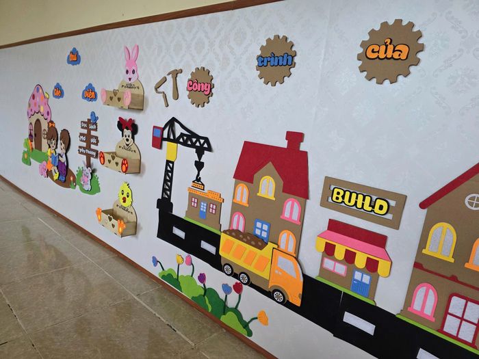 Tại điểm trường Bản Chít, cô Hoàng Thị Thêm cho biết, trường hiện có 74 giáo viên. Riêng lớp cô phụ trách dự kiến có 21 trẻ. Với đặc thù giáo dục mầm non, việc chuẩn bị chu đáo từ không gian lớp học, thiết bị dạy học đến môi trường vui chơi có ý nghĩa quan trọng, giúp trẻ có tâm thế vui vẻ, an toàn khi trở lại trường.
