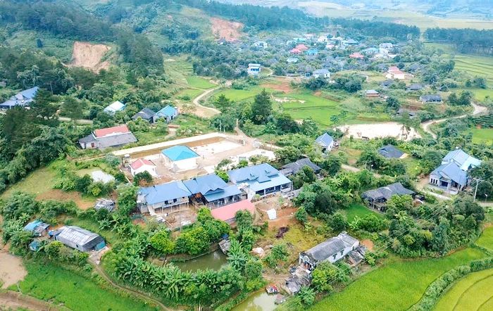 Ông Hoàng Phi Hùng, Phó chủ tịch UBND xã Mường Than cho biết, do ảnh hưởng của trận lũ quét, lũ ống vừa qua, cơ sở vật chất của các đơn vị trường bị ảnh hưởng nghiêm trọng, đặc biệt là trường mầm non. Đến nay, xã đã chỉ đạo các cơ quan liên quan, phân bổ nguồn kinh phí để khắc phục, sửa chữa và chuẩn bị đầy đủ các điều kiện cho điểm trường mới, giúp nhà trường sẵn sàng đón học sinh, qua đó để phụ huynh yên tâm hơn trong thời gian tới.