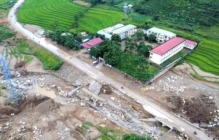 Tại Trường Tiểu học Phúc Than, cô giáo Đỗ Thị Thuận chia sẻ: “Chúng tôi đã đến nhận lớp, nhận học sinh và có rất nhiều đoàn mạnh thường quân đến hỗ trợ sách, vở, cặp và đồ dùng học tập cho các con. Chúng tôi đã nhận và phát đến tận tay các con để đảm bảo cho các con có một năm học mới đầy đủ”.