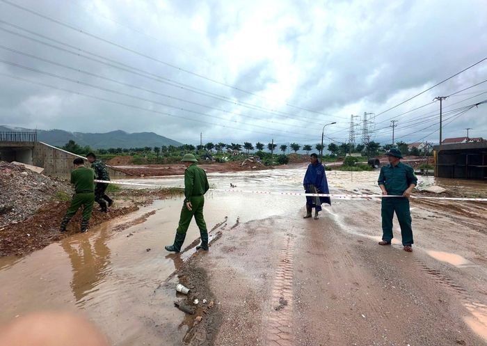 Trước diễn biến mưa lớn, nguy cơ ngập lụt, sạt lở tại một số khu vực, Công an phường An Sinh đã khẩn trương lập chốt, cảnh báo, kiểm soát người và phương tiện tại các điểm nguy hiểm.
