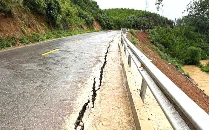 Trước đó, ngày 22/8, tại Km89+00 quốc lộ 47, thuộc địa phận xã Lương Sơn, tỉnh Thanh Hóa có vết nứt dài chạy dọc theo tuyến đường. (Ảnh: CSGTTH).
