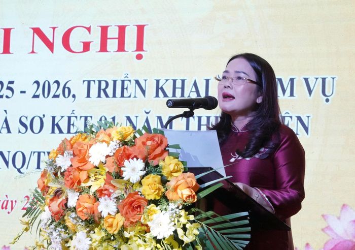 Bà Lê Thị Hương, Giám đốc Sở Giáo dục và Đào tạo tỉnh Quảng Trị phát biểu tại hội nghị. Ảnh: Sở Giáo dục và đào tạo tỉnh Quảng Trị