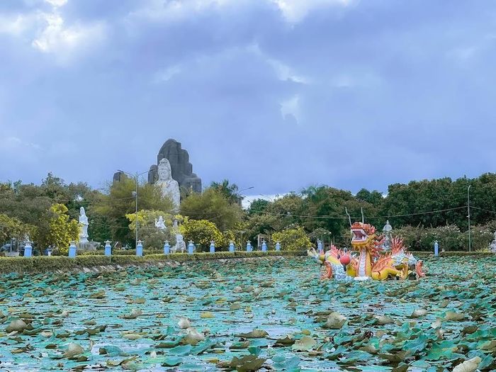 Hồ sen cùng các công trình thờ tự tạo nên cảnh quan hài hòa, thanh tịnh trong khuôn viên chùa. Ảnh: Tường Quang