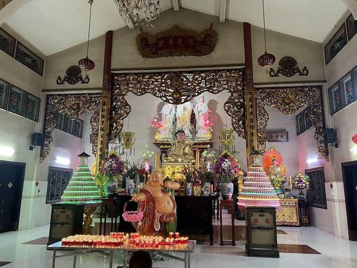 Chánh điện chùa Huỳnh Đạo, nơi tôn trí nhiều tượng Phật và Bồ tát. Ảnh: Tường Quang