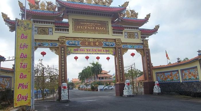 Cổng tam quan chùa Huỳnh Đạo nổi bật với mái ngói nhiều tầng và họa tiết rồng mang đậm phong cách kiến trúc phương Đông. Ảnh: Tường Quang