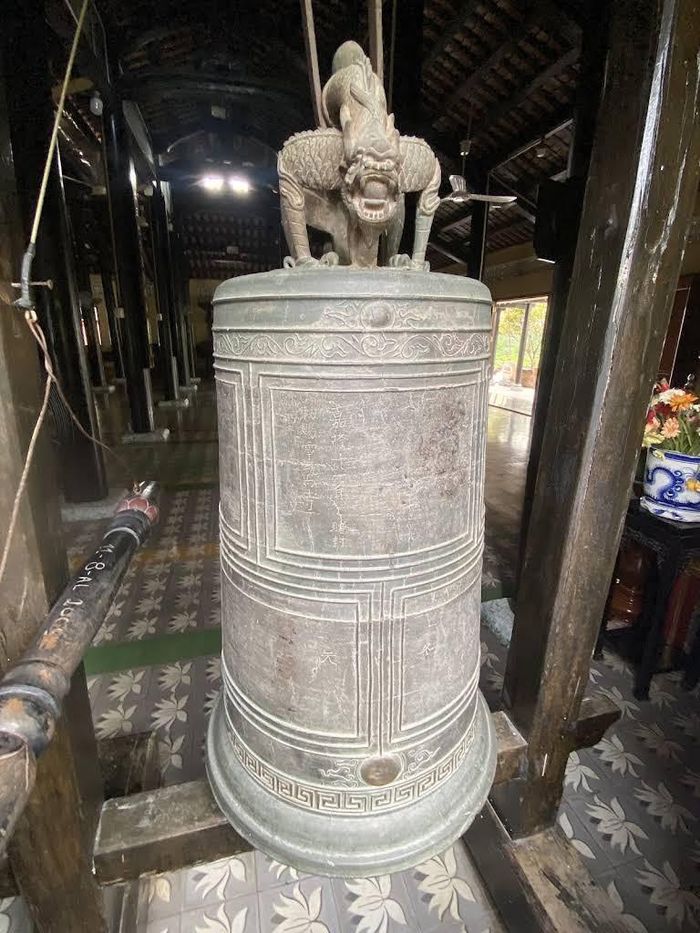 Đại hồng chung cổ trong khuôn viên chùa, một hiện vật gắn với những lớp ký ức và giai thoại được lưu truyền qua nhiều thế hệ. Ảnh: Tường Quang