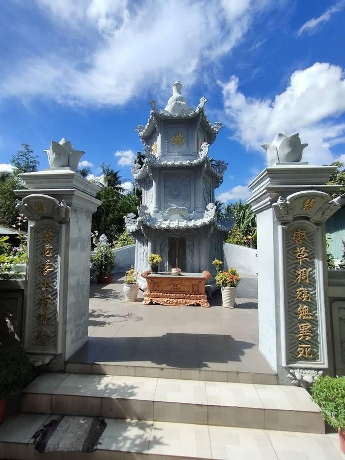 Bảo tháp của các bậc tiền nhân nép dưới bóng cây trong khuôn viên chùa, ghi dấu truyền thống tu hành và hoằng pháp tại cổ tự. Ảnh: Tường Quang