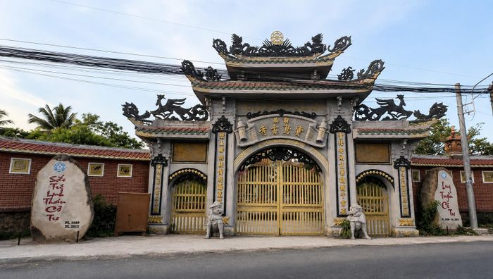 Chánh điện với hệ thống cột gỗ căm xe và kết cấu truyền thống, góp phần lưu giữ nét kiến trúc đặc trưng của chùa Nam Bộ. Ảnh: Tường Quang
