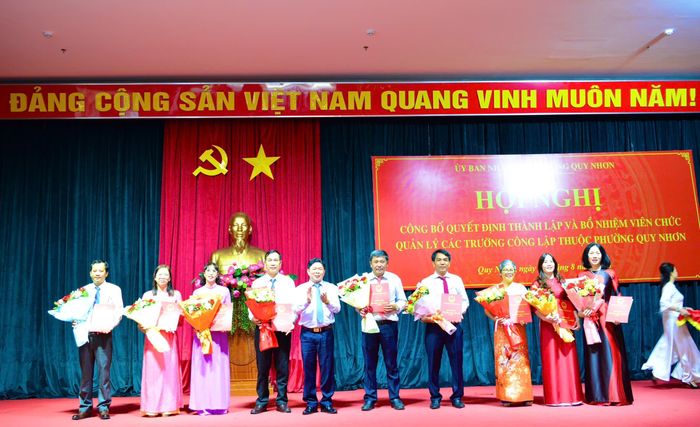 Lãnh đạo phường Quy Nhơn trao quyết định thành lập các cơ sở giáo dục và kiện toàn đội ngũ cán bộ quản lý. Ảnh: Quốc Vương.