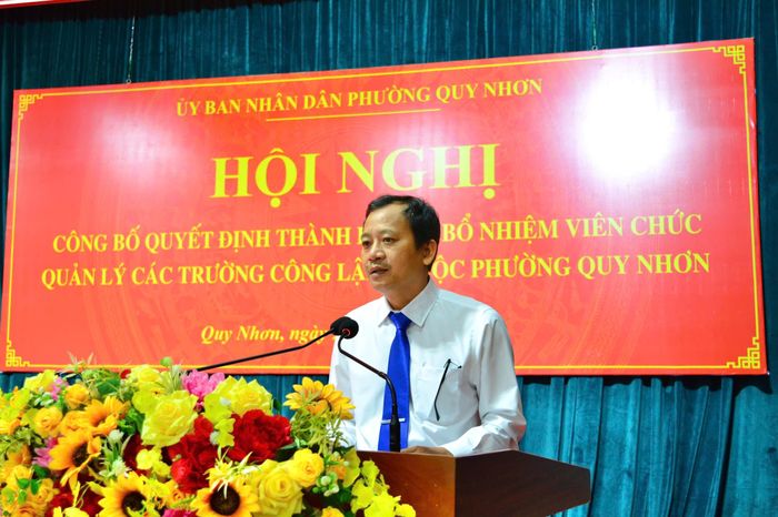 Ông Phạm Nguyễn Sĩ Thắng, Hiệu trưởng Trường THCS Trần Hưng Đạo, phát biểu nhận nhiệm vụ tại hội nghị. Ảnh: Quốc Vương.