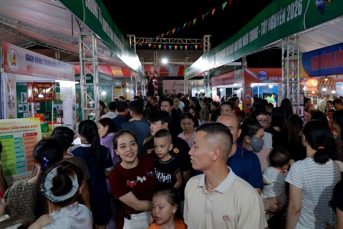 Đông đảo người dân đến tham quan, mua sắm tại hội chợ