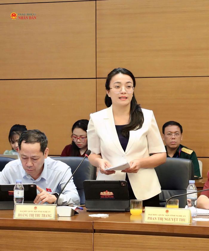 ĐBQH Hoàng Thị Thu Trang (Nghệ An) phát biểu tại tổ. Ảnh: Khánh Duy